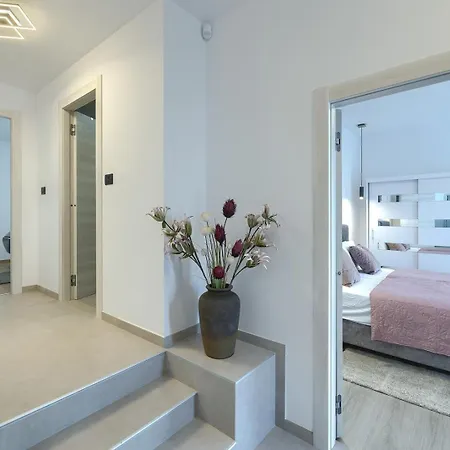 Meri With Private Pool And Sea View *