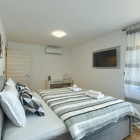 Meri With Private Pool And Sea View Pula