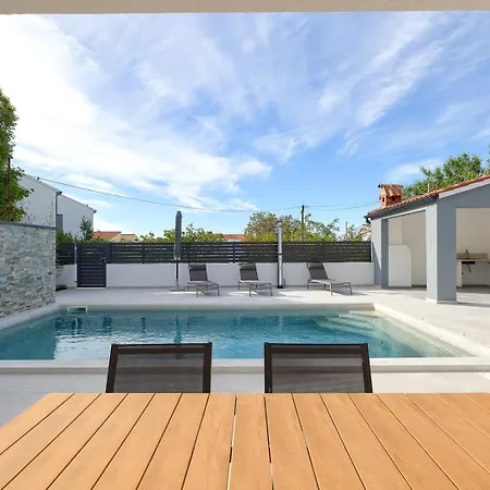 Meri With Private Pool And Sea View
