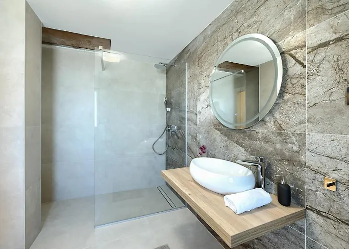 Meri With Private Pool And Sea View 빌라 풀라