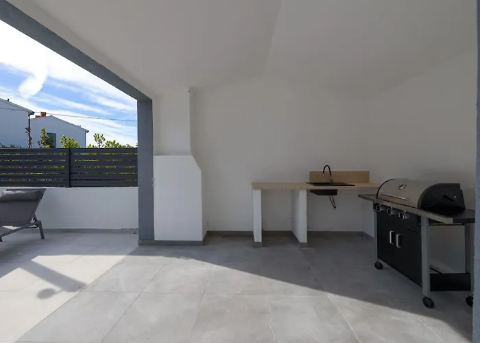 Meri With Private Pool And Sea View