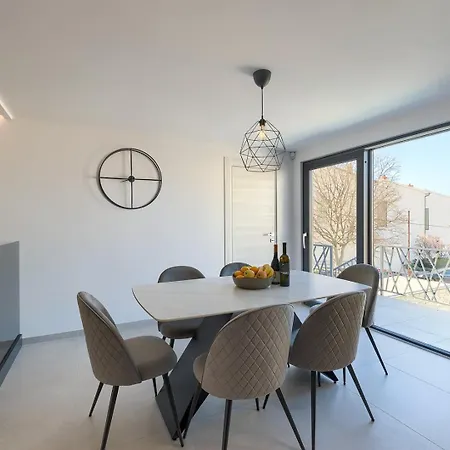 Meri With Private Pool And Sea View Pola