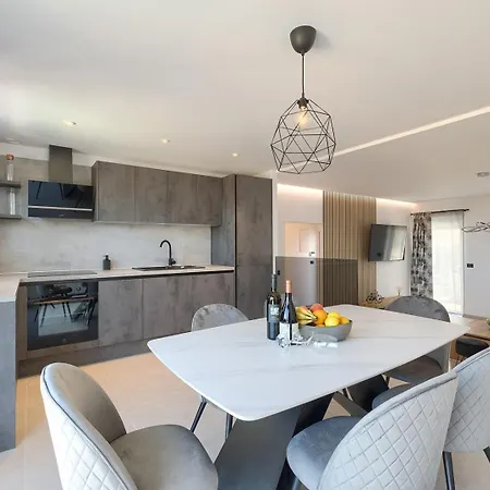 Meri With Private Pool And Sea View