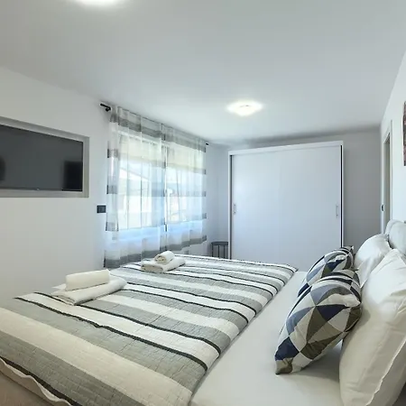 Meri With Private Pool And Sea View Pola