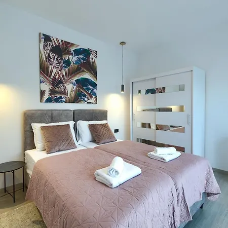 Meri With Private Pool And Sea View Pola