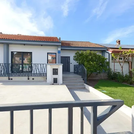 Meri With Private Pool And Sea View Pola