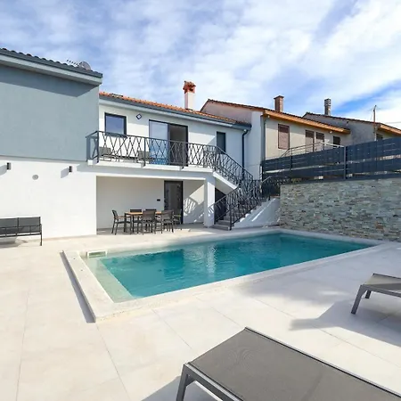 Meri With Private Pool And Sea View Pola