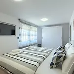 Meri With Private Pool And Sea View Пула