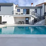 Meri With Private Pool And Sea View Пула