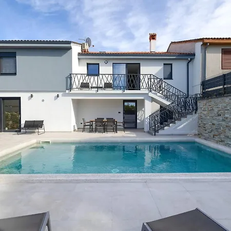 Meri With Private Pool And Sea View プーラ