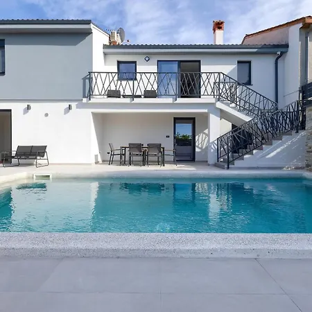 Meri With Private Pool And Sea View プーラ